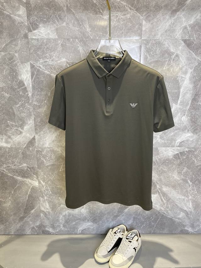 Armani阿玛尼 2025春夏新款男士翻领短袖商务休闲Polo衫，无痕系列，定制面料， 上身舒适透气亲肤感极佳，满足春夏场景穿着需求。简约休闲款式打造成熟与稳