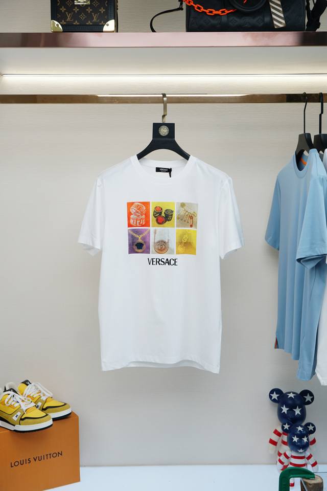 范思哲-2025春夏系列新品 男士圆领短袖奢华品牌字母Logo标识标注上身就能体会这款设计带来的年轻与时尚感！整体时尚而有潮流，采用顶级欧洲双面丝光棉面料 柔软