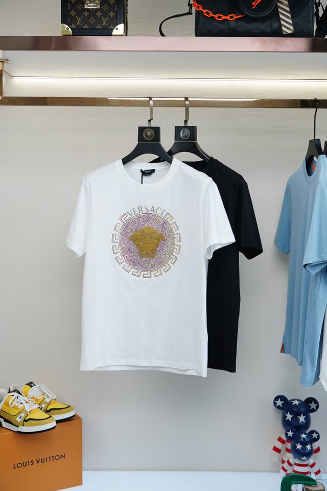 范思哲 Versace 2025春夏新款圆领短袖，正面饰有品牌经典元素字母Logo短袖T恤，男女同款 、官网、专柜长青款，堪称百搭单品，极简风格设计衣橱里不可或