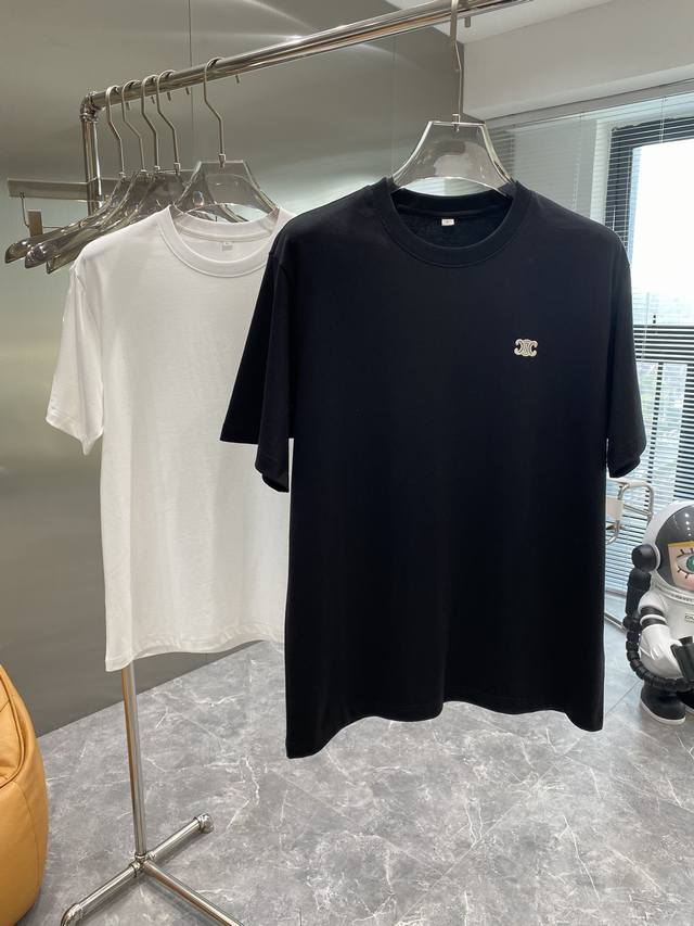 香奈家 S春夏新品发布，男士胸前Logo刺绣元素时尚百搭圆领短袖T恤衫！甄选客供进口100%纯棉材质制成，领口高密罗纹拼接，同缸定染保证无色差，整件T恤面料舒适