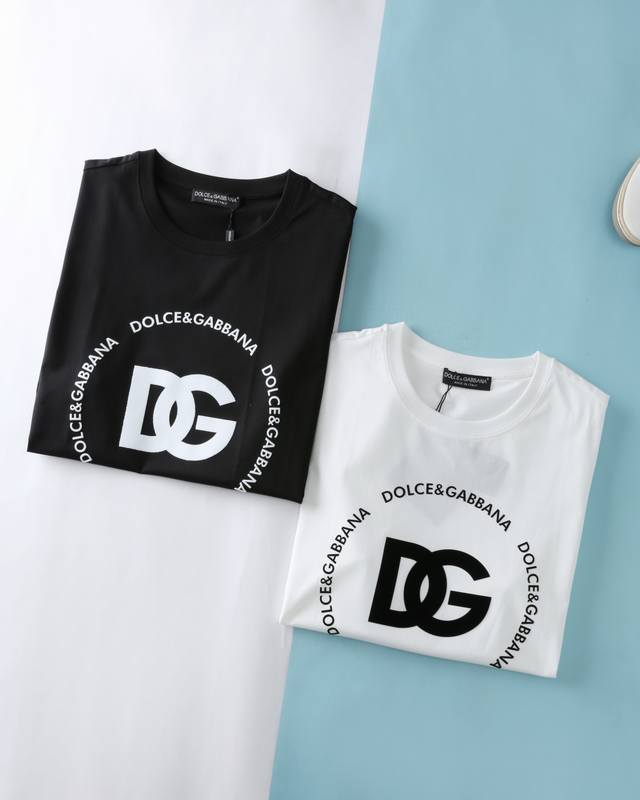 Dol杜*班纳 25Ss夏季新款高支丝光棉圆领短Tee，男士胸前Dg字母植绒标识休闲圆领短袖T恤衫！贸易公司渠道稀出，同步Gw发售！Dg最具代表性的经典T恤衫，