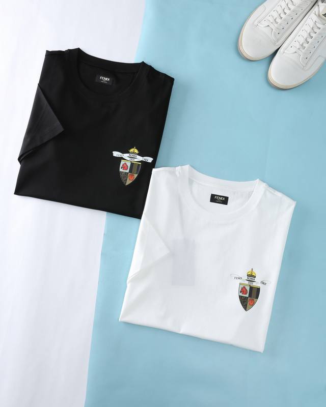 Fen*迪 25Ss早春新款双丝光棉布基础圆领短Tee，男士时尚徽章印花休闲圆领短袖T恤衫！贸易公司渠道稀出，同步Gw发售！是由Silvia Venturini