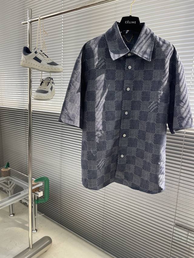 短裤 上衣 -驴牌 25Ss新款短袖衬衫以 Damier 提花与种子图案烘托轻盈质感，为细腻青年布织入 Marque L.Vuitton DéPoséE 标识，