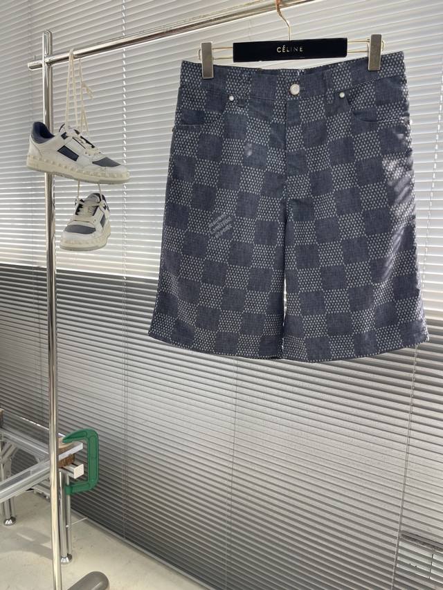 短裤 上衣 -驴牌 25Ss新款短裤以 Damier 提花与种子图案烘托轻盈质感，为细腻青年布织入 Marque L.Vuitton DéPoséE 标识，令工