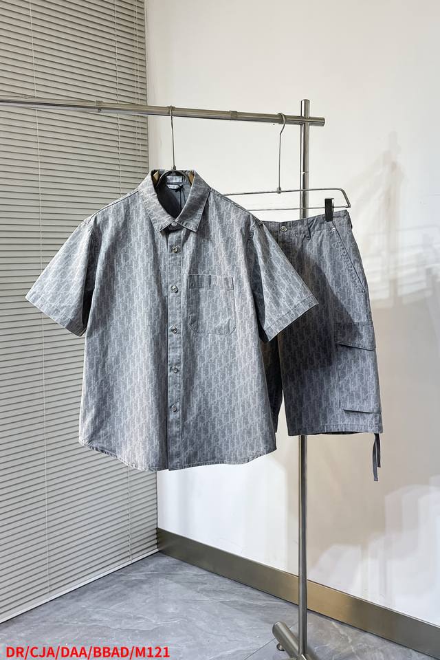 上衣 裤子 M121 Dr迪奥 25Ss新款工装展示 Oblique 印花，以休闲剪裁重新演绎工装风格。采用灰色棉质牛仔布精心制作，通体饰以经典的 Obliqu