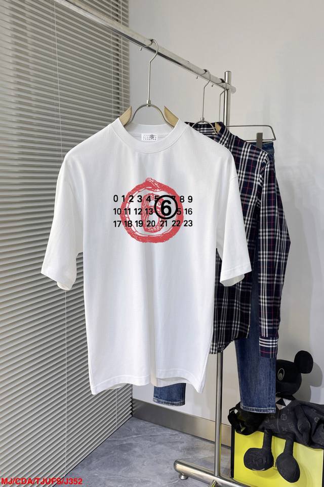 马吉拉 新款字母印花双层重工短袖T桖 字母图案不管是T桖还是卫衣都是每年的爆款单品 前幅大面积印花采用大康丽数码印花机直喷 成本极高 经过多次的调试打版图案色差