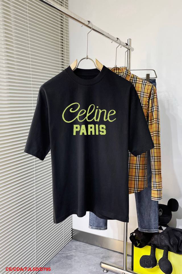 Celine 新款字母印花双层重工短袖T桖 字母图案不管是T桖还是卫衣都是每年的爆款单品 前幅大面积印花采用大康丽数码印花机直喷 成本极高 经过多次的调试打版图