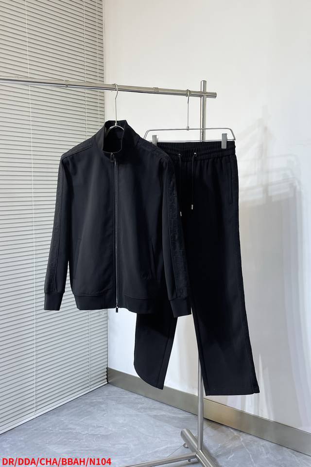 上衣 裤子P290 N104 Drdior 侧边提花拉链外套 工艺说明：采用黑色棉质混纺平纹针织面料精心制作，衣袖饰以 Oblique 印花镶片，搭配侧面无盖暗
