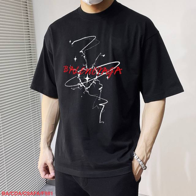 F581 Ba巴黎世家 新款字母印花双层重工短袖T桖 字母图案不管是T桖还是卫衣都是每年的爆款单品 前幅大面积印花采用大康丽数码印花机直喷 成本极高 经过多次的