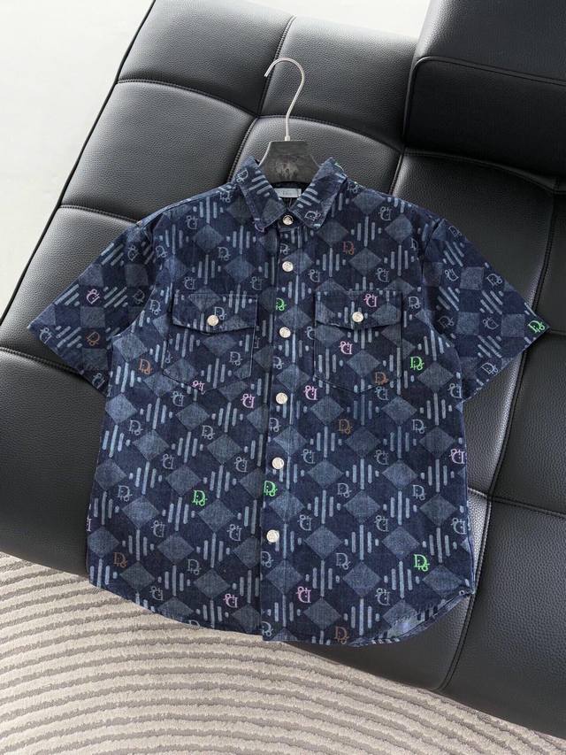 衣服 裤子 迪奥Dior色织带图案刺绣宽松版型水洗牛仔布衬衫小外套，面料采用定制定染超高的水洗扎染工艺，做工复杂，非常优质的面料！水洗之后上身柔软舒适，极其细腻