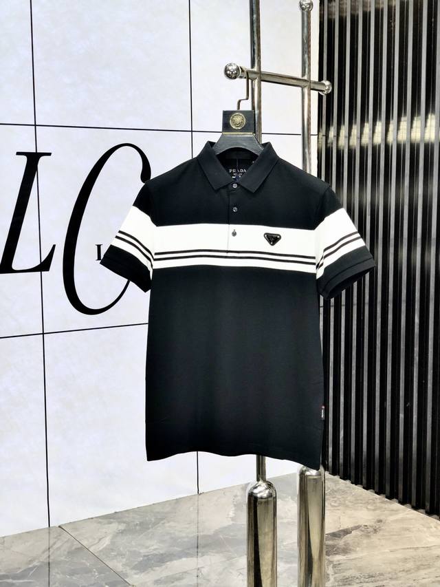 普拉达。2025春夏新款男士标识短袖Polo衫，延续经典商务休闲翻领Polo恤.该款Polo衫采用丝光双面棉质珠地面料制成，隽永设计可跨越时尚潮流。经典款型，W