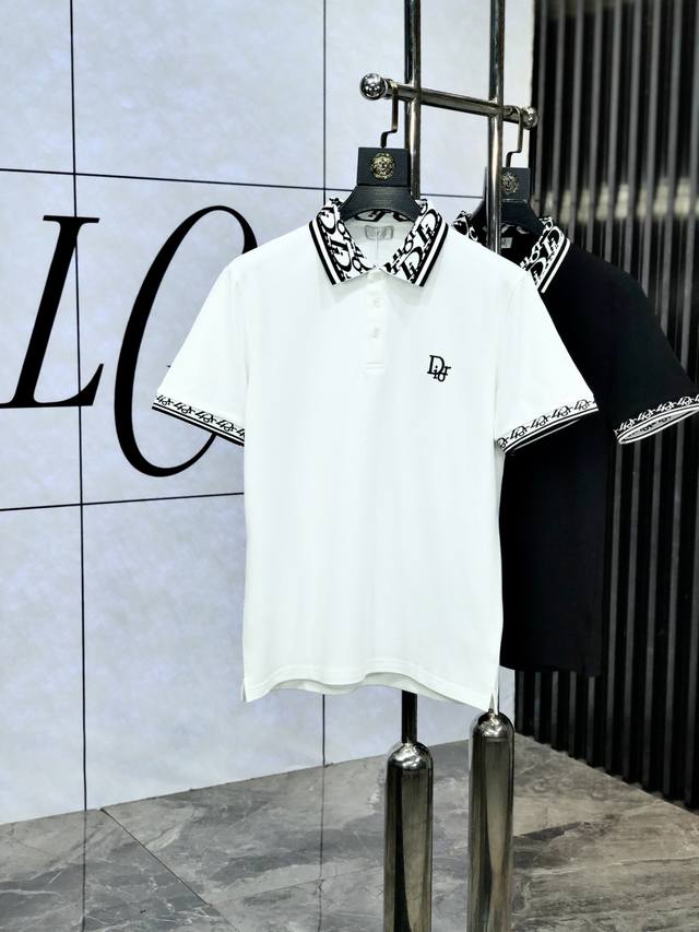 Dior。2025春夏新款男士标识短袖Polo衫，延续经典休闲翻领Polo恤.该款Polo衫采用珠地面料制成，隽永设计可跨越时尚潮流。B经典款型，品牌Logo立