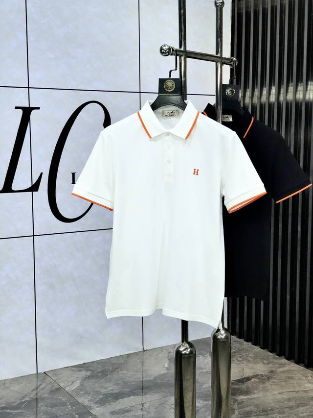 爱马仕。2025春夏新款男士标识短袖Polo衫，延续经典休闲翻领Polo恤.该款Polo衫采用珠地面料制成，隽永设计可跨越时尚潮流。B经典款型，品牌Logo立体