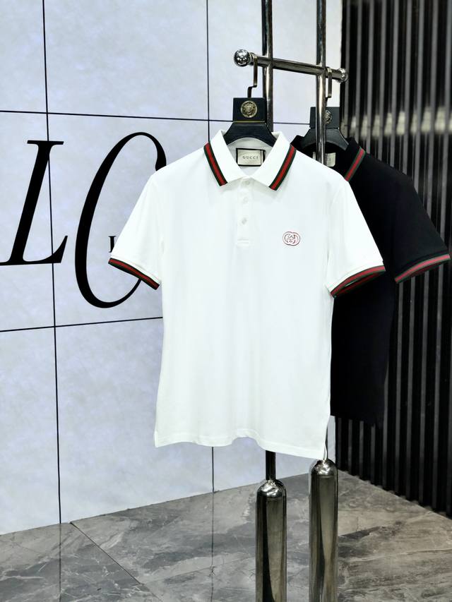 Gucci。2025春夏新款男士标识短袖Polo衫，延续经典休闲翻领Polo恤.该款Polo衫采用珠地面料制成，隽永设计可跨越时尚潮流。B经典款型，品牌Logo