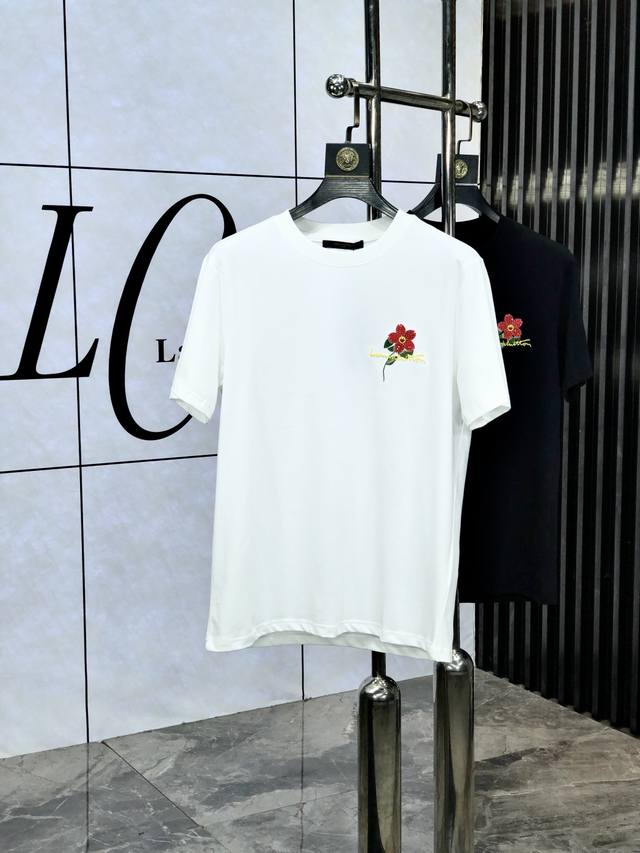 Lv。顶级货品2025春夏新款首发专柜最新款短袖圆领T恤 高端订制 设计前卫时尚！品牌Logo重工艺设计 高端定制原版欧棉面料.手感柔软.穿着舒适.B专柜级别精