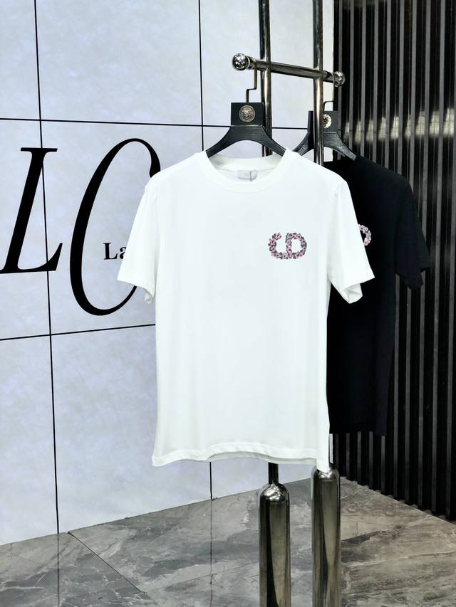 Dior。顶级货品2025春夏新款首发专柜最新款短袖圆领T恤 高端订制 设计前卫时尚！品牌Logo重工艺设计 高端定制原版欧棉面料.手感柔软.穿着舒适.B专柜级