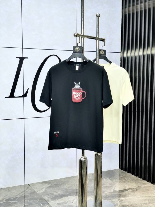 Gucci 顶级货品2025春夏新款首发专柜最新款短袖圆领T恤 高端订制 设计前卫时尚！品牌Logo重工艺设计 高端定制原版欧棉面料.手感柔软.穿着舒适.B专柜