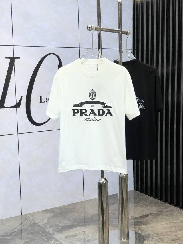 D&G 。2025春夏新款首发专柜最新款短袖圆领T恤 高端订制 设计前卫时尚！品牌Logo重工艺设计 高端定制丝光云朵棉面料.手感柔软.穿着舒适.专柜级别精致车