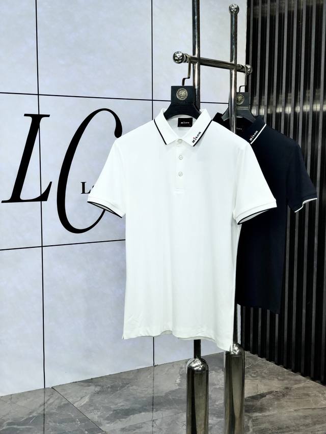 Kiton。2025春夏新款男士标识短袖Polo衫，延续经典商务休闲翻领Polo恤.该款Polo衫采用丝光双面棉质珠地面料制成，隽永设计可跨越时尚潮流。经典款型