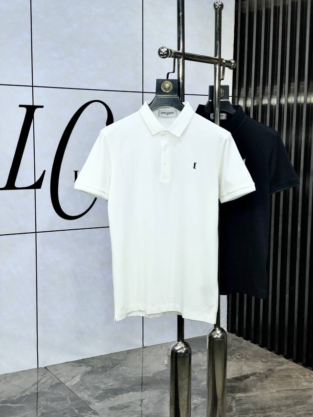圣罗兰。2025春夏新款男士标识短袖Polo衫，延续经典商务休闲翻领Polo恤.该款Polo衫采用丝光双面棉质珠地面料制成，隽永设计可跨越时尚潮流。经典款型，W