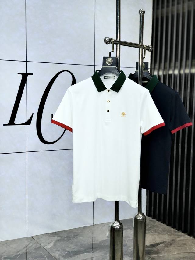 Gucci。2025春夏新款男士标识短袖Polo衫，延续经典商务休闲翻领Polo恤.该款Polo衫采用丝光双面棉质珠地面料制成，隽永设计可跨越时尚潮流。经典款型