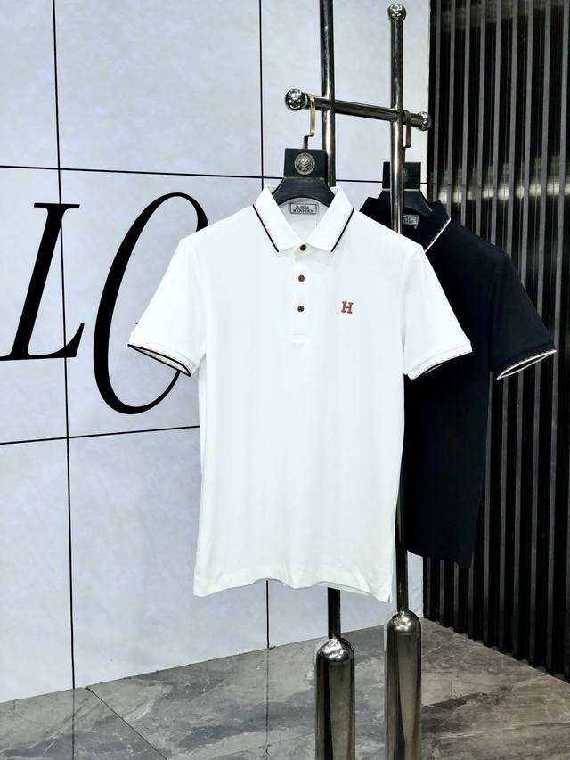 爱马仕。2025春夏新款男士标识短袖Polo衫，延续经典商务休闲翻领Polo恤.该款Polo衫采用丝光双面棉质珠地面料制成，隽永设计可跨越时尚潮流。经典款型，W