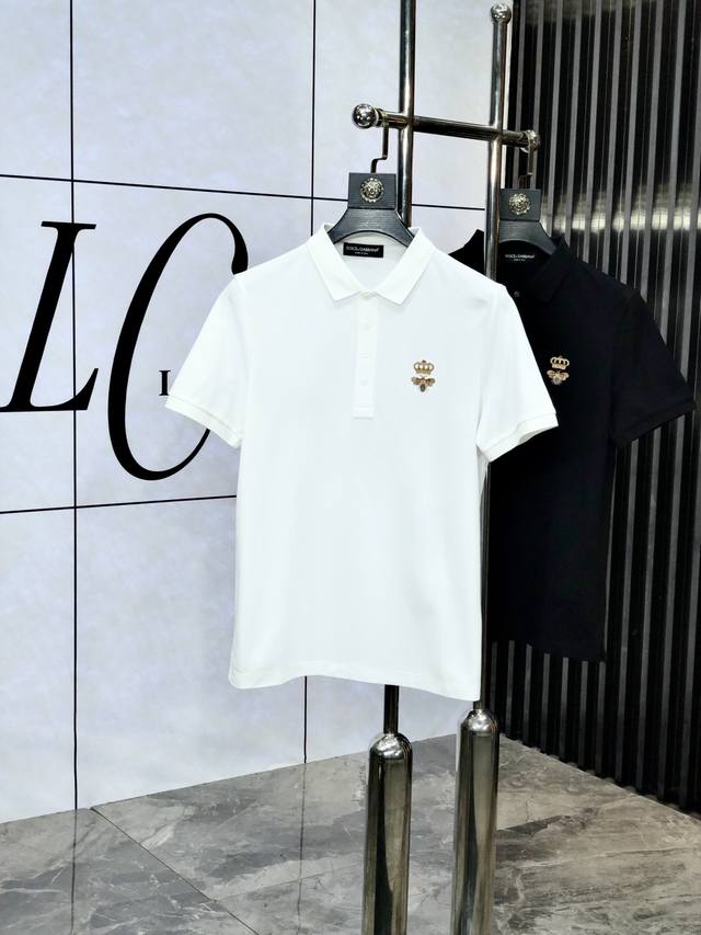 D&G。2025春夏新款男士标识短袖Polo衫，延续经典休闲翻领Polo恤.该款Polo衫采用珠地丝光料制成，隽永设计可跨越时尚潮流。经典款型，品牌Logo立体