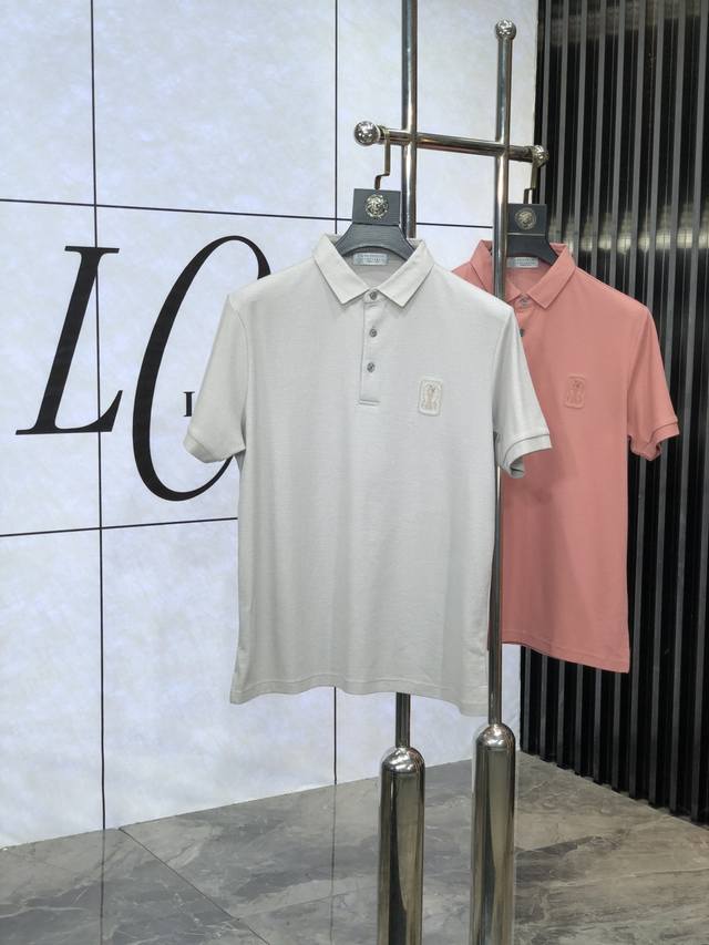 Bc。2025春夏新款男士标识短袖Polo衫，延续经典休闲翻领Polo恤.该款Polo衫采用珠地丝光料制成，隽永设计可跨越时尚潮流。经典款型，品牌Logo立体别