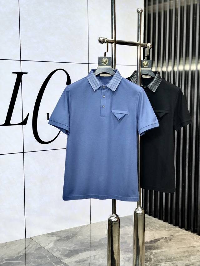 Bv。2025春夏新款男士标识短袖Polo衫，延续经典休闲翻领Polo恤.该款Polo衫采用珠地丝光料制成，隽永设计可跨越时尚潮流。经典款型，品牌Logo立体别