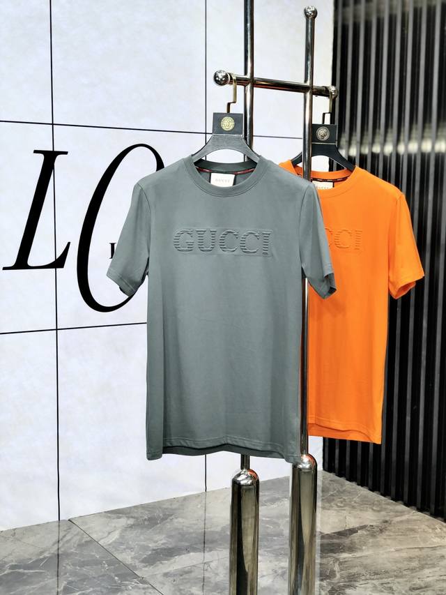 Gucci吗 顶级货品2025春夏新款首发专柜最新款短袖圆领T恤 高端订制 设计前卫时尚！品牌Logo重工艺设计 高端定制原版欧棉面料.手感柔软.穿着舒适.B专