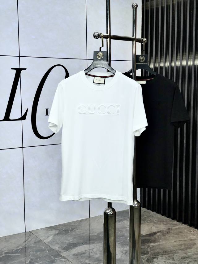 Gucci。顶级货品2025春夏新款首发专柜最新款短袖圆领T恤 高端订制 设计前卫时尚！品牌Logo重工艺设计 高端定制原版欧棉面料.手感柔软.穿着舒适.B专柜