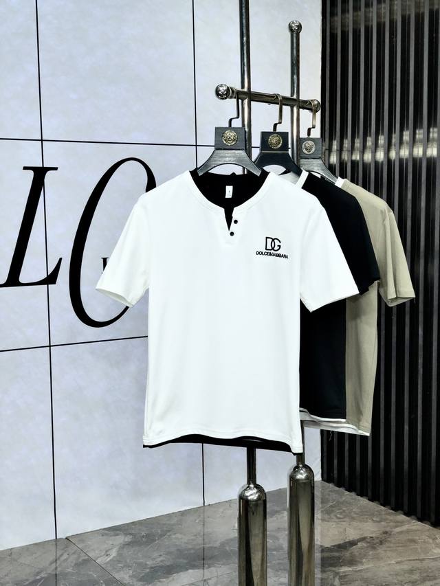 D&G。2025春夏新款 字母Logo圆领短袖T恤，春夏休闲穿搭必不可少，原版双股双丝光面料。完完全全体现在高级审美的做工上，做工更是精致大气，D立体感超强，非