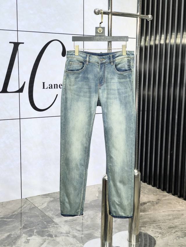 华伦天奴。官网专柜同步发售，2025Ss春夏新品男士休闲牛仔裤，原单品质，专柜定制原版牛仔面料，Logo图案设计，B裤身原版五金辅料装饰，立体清晰，效果逼真，C