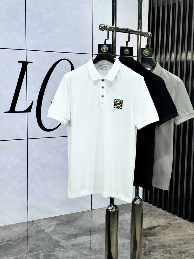 罗意威。2025春夏新款男士标识短袖Polo衫，延续经典休闲翻领Polo恤.该款Polo衫采用珠地面料制成，隽永设计可跨越时尚潮流。B经典款型，品牌Logo立体