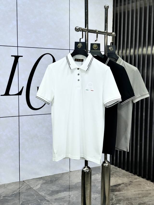Lp。2025春夏新款男士标识短袖Polo衫，延续经典休闲翻领Polo恤.该款Polo衫采用珠地面料制成，隽永设计可跨越时尚潮流。B经典款型，品牌Logo立体别