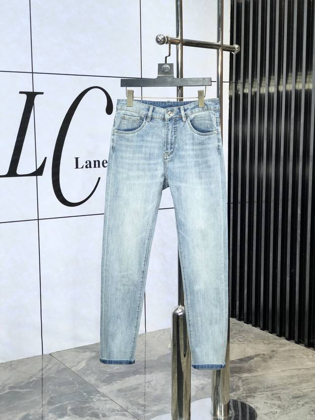Lv。官网专柜同步发售，2025Ss春夏新品男士休闲牛仔裤，原单品质，专柜定制原版牛仔面料，Logo图案设计，B裤身原版五金辅料装饰，立体清晰，效果逼真，C超级