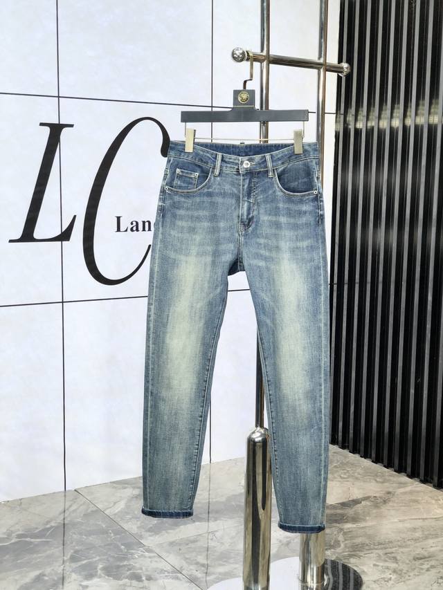 普拉达。官网专柜同步发售，2025Ss春夏新品男士休闲牛仔裤，原单品质，专柜定制原版牛仔面料，Logo图案设计，B裤身原版五金辅料装饰，立体清晰，效果逼真，C超