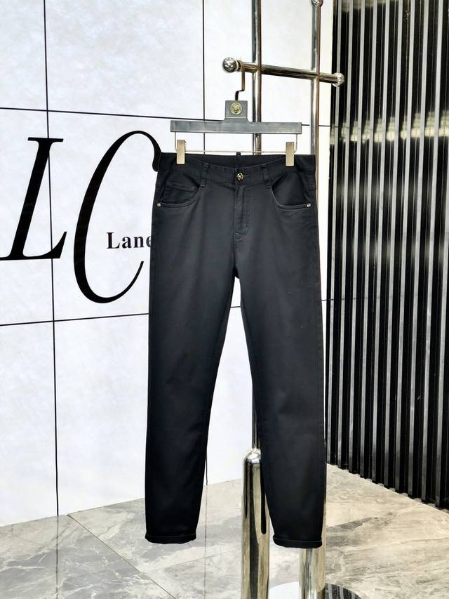 范思哲。官网专柜同步发售，2025Ss春夏新品男士休闲牛仔裤，原单品质，专柜定制原版牛仔面料，Logo图案设计，B裤身原版五金辅料装饰，立体清晰，效果逼真，C超