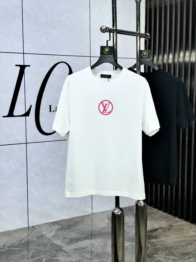 Lv。顶级货品2025春夏新款首发专柜最新款短袖圆领T恤 高端订制 设计前卫时尚！品牌Logo重工艺设计 高端定制原版欧棉面料.手感柔软.穿着舒适.Kd专柜级别