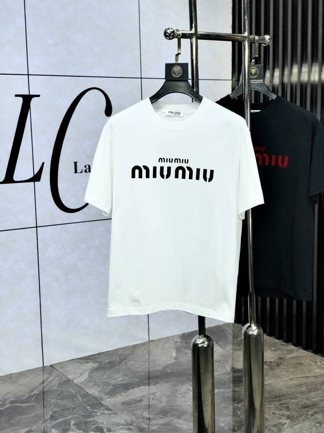 Miumiu。顶级货品2025春夏新款首发专柜最新款短袖圆领T恤 高端订制 设计前卫时尚！品牌Logo重工艺设计 高端定制原版欧棉面料.手感柔软.穿着舒适.Kd