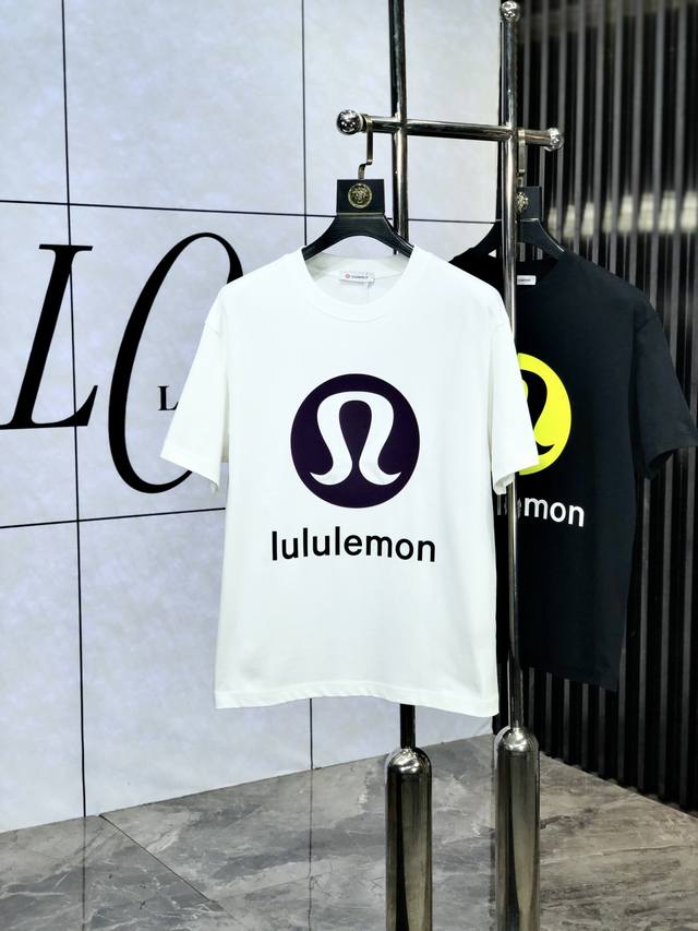 Lulu。顶级货品2025春夏新款首发专柜最新款短袖圆领T恤 高端订制 设计前卫时尚！品牌Logo重工艺设计 高端定制原版欧棉面料.手感柔软.穿着舒适.Kd专柜