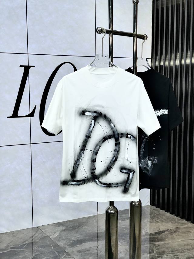 D&G。穿200斤 顶级货品2025春夏新款首发专柜最新款短袖圆领T恤 高端订制 设计前卫时尚！品牌Logo重工艺设计 高端定制原版欧棉面料.手感柔软.穿着舒适