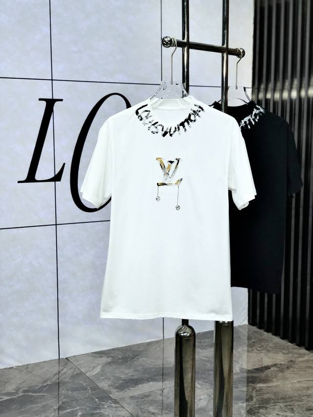 Lv。穿200斤 顶级货品2025春夏新款首发专柜最新款短袖圆领T恤 高端订制 设计前卫时尚！品牌Logo重工艺设计 高端定制原版欧棉面料.手感柔软.穿着舒适.