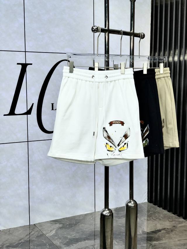 芬迪。穿200斤。25年专柜新品同步上市。原单订制高品质时尚休闲裤。超级百搭款。独家定制面料，手感细腻柔软，贴身舒适，上身超有型！原版定制专柜最新五金辅料。超靓