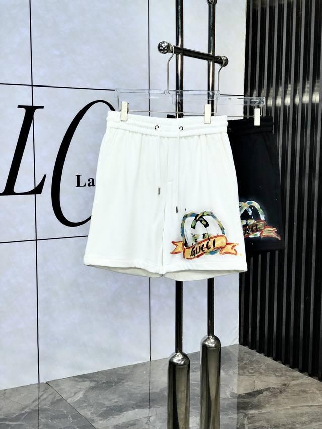 Gucci 穿200斤。25年专柜新品同步上市。原单订制高品质时尚休闲裤。超级百搭款。独家定制面料，手感细腻柔软，贴身舒适，上身超有型！原版定制专柜最新五金辅料