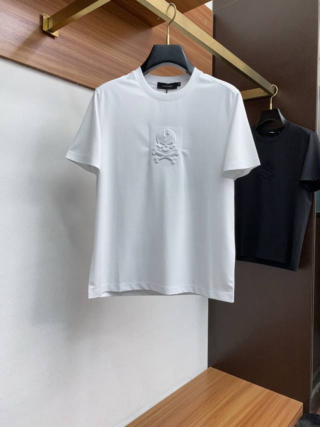 Pp2560春夏新款首发专柜最新款圆领短袖 高端订制 设计前卫时尚！品牌Logo重工艺设计 高端定制丝光棉面料.手感柔软.穿着舒适.专柜级别精致车线.做工精细.
