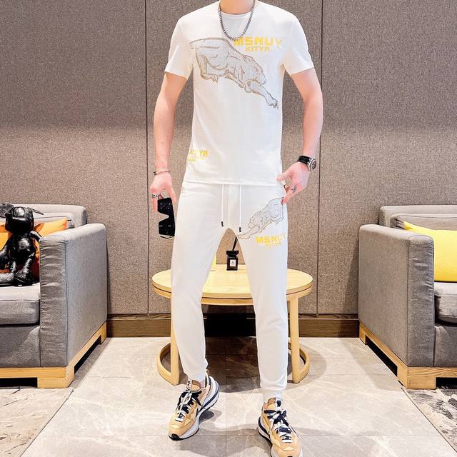 直 Versace 范思哲 2025官网同款.世界知名奢侈品牌.夏季男士短袖套装 高品质 原单货套装 采用进口原单面料 ，当季时尚潮流款，百搭爆款。简洁大方，精