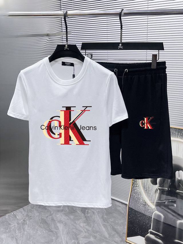 直 品牌 Ck 2025新款男士短袖短裤套装！官网同步销售！市面高端版本！手感细腻柔软！让你穿着更加舒适！立体裁剪版型超赞！尺码:M-5Xl 下单请报身高体重
