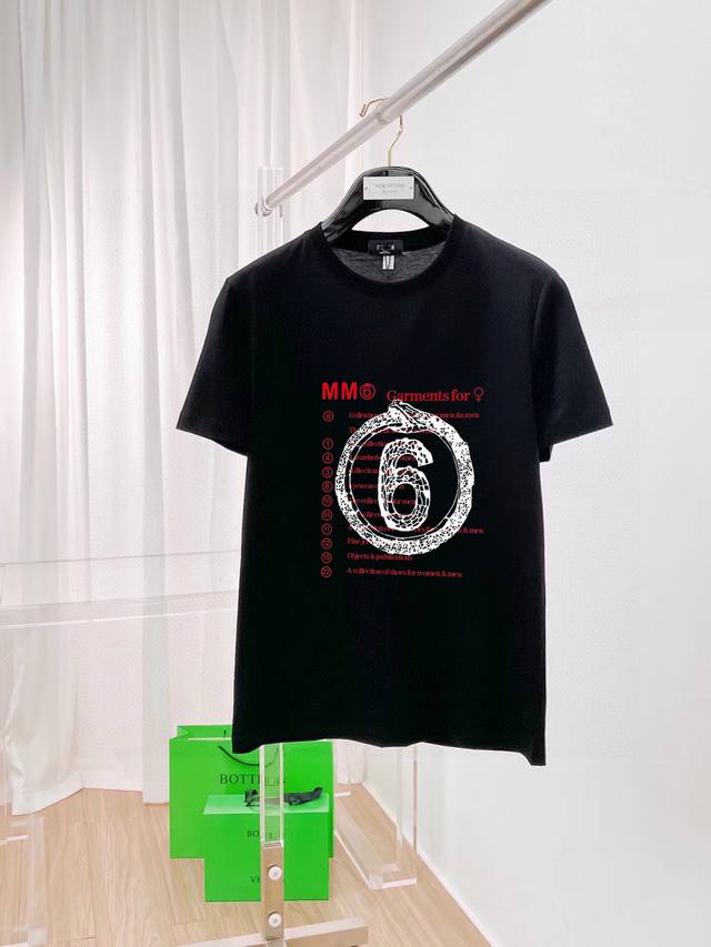 直 品牌 Mm6 胖子福音 原单男士休闲短袖T恤，2025春夏新品，定制胸前顶级Logo 工艺、搭配整件细节 品质及剪裁设计都堪称一流，定制进口丝光棉面料！型格