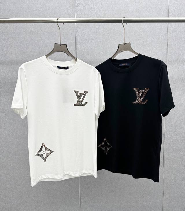 新品 贸易公司渠道货.2025夏季新款Vui*Ton Paris 立体手工串珠刺绣标识短袖T恤 。经典著作和特性设计,时尚达人必收款.翻转标签点缀背后,单穿内搭